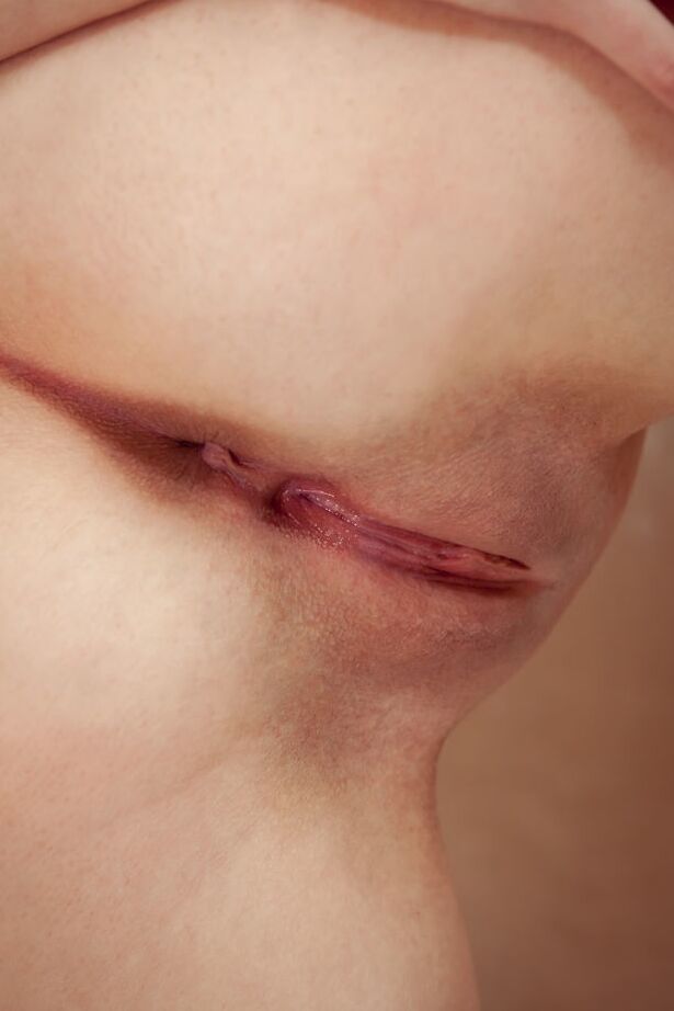 18P Schönes Teenager-Mädchen präsentiert ihre haarlose Vagina in schwarzen Strümpfen