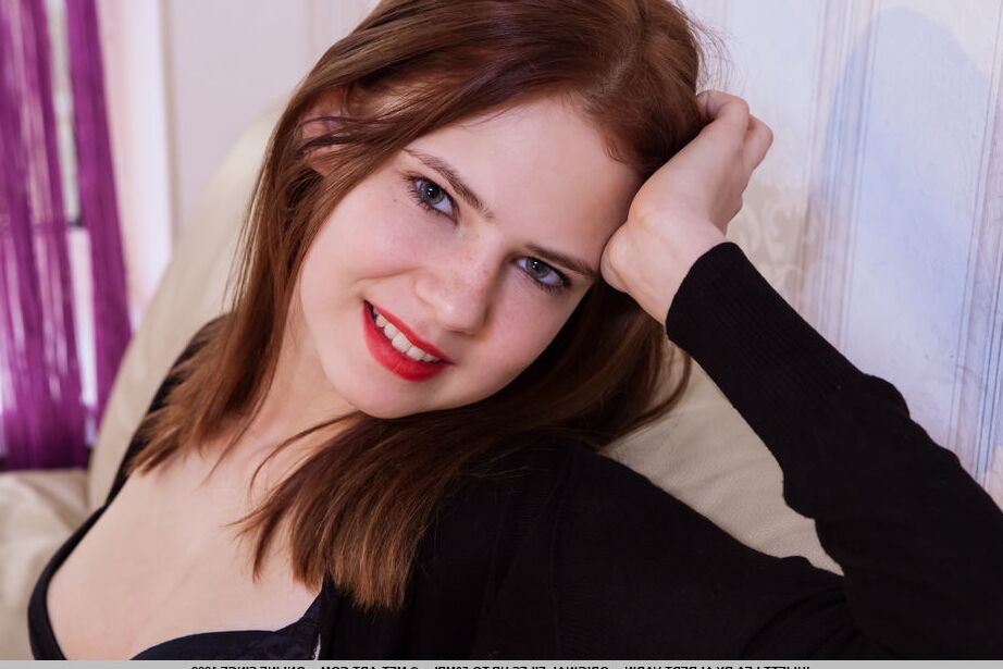 18P La belle adolescente Juliett Lea arbore des lèvres rouges tout en montrant sa douce chatte