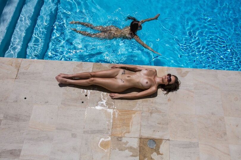 12P Lesbianas en bikini y gafas de sol lamen el coño y el culo después de nadar en la piscina