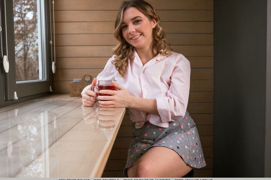18P La douce jeune Elvera découvre ses beaux seins alors qu'elle se met totalement nue