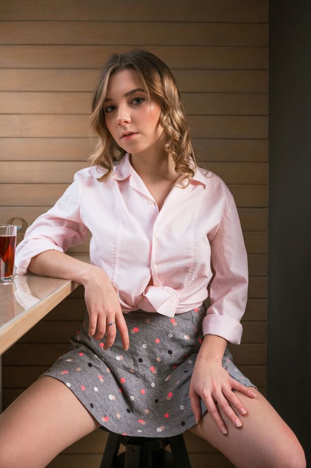 18P La douce jeune Elvera découvre ses beaux seins alors qu'elle se met totalement nue
