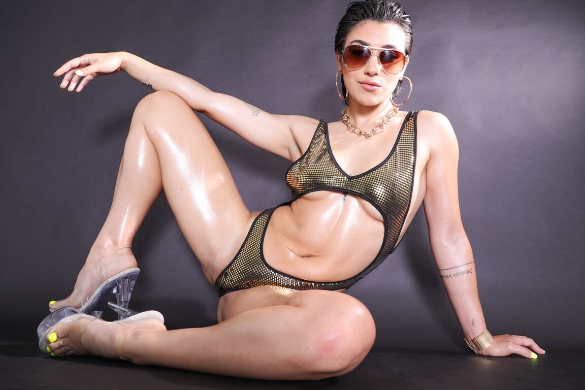 15P La estrella porno adolescente Brooklyn Grey gotea semen de su boca después de una follada anal sucia