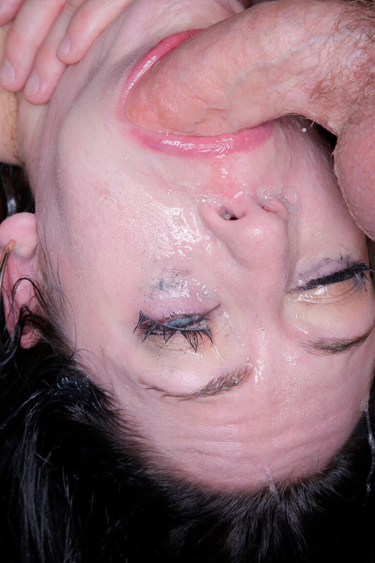 21P Morena MILF Sarah Shevon deepthroats um pau fino e é pega