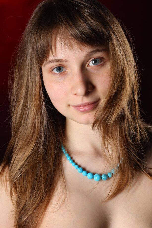 16-летняя европейская девушка Дженни Ди сняла синие джинсы, чтобы позировать обнаженной на кровати