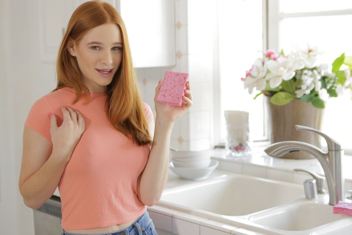 18P Scarlett Snow, une douce adolescente au gingembre, montre ses gros faux et chevauche une bite bien raide.