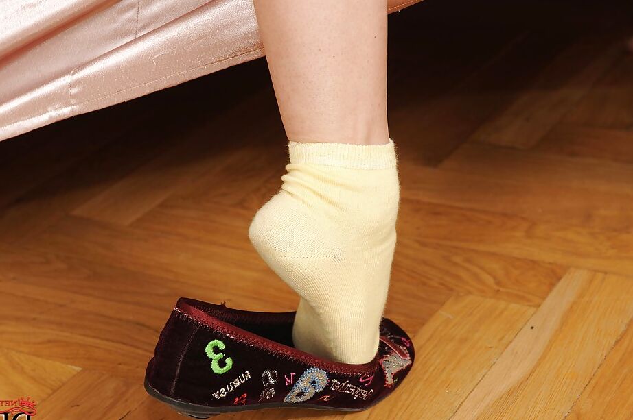 16P 遊び心のある赤毛のひよこが服を脱いで魅力的な愛の穴を露出する
