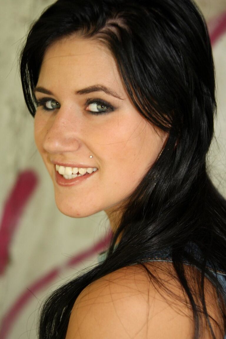 21P Die brünette Süße mit kleinen Brüsten Lucy Q spielt in einem Solo mit ihrem hinteren Liebesloch