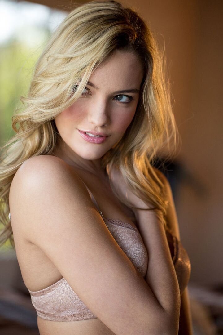 15P A adolescente loira gostosa Kenna James tira a lingerie em cima da cama