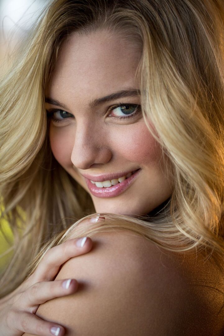 15P A adolescente loira gostosa Kenna James tira a lingerie em cima da cama