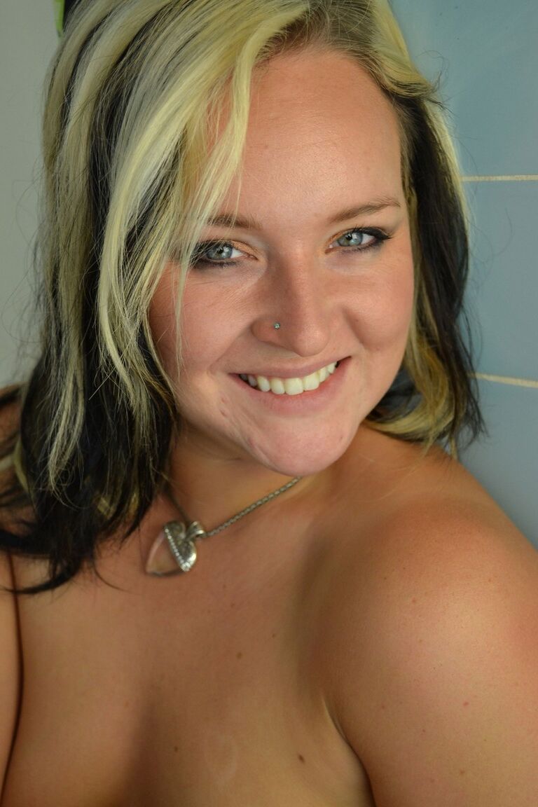 17P Ruby Lynn, une jolie jeune aux gros seins, apprécie un jouet sexuel vert dans la salle de bain