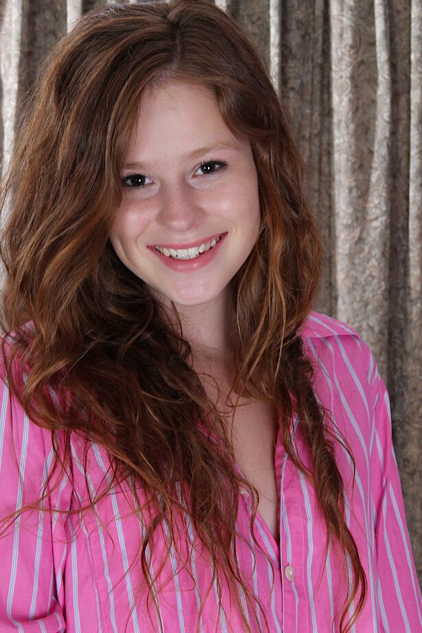 15P A jovem Alice Rae consola sua fenda apertada em sua estreia nua
