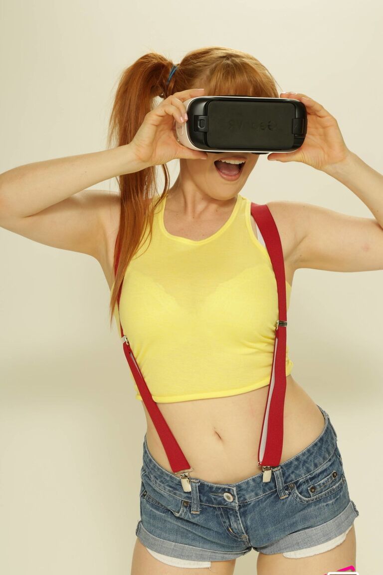 21P Ginger-Pornostar Penny Pax entblößt ihre großen natürlichen Titten in einem Solo