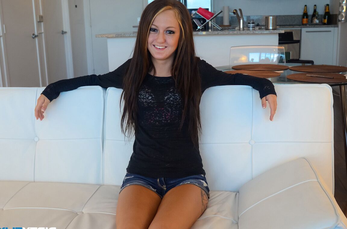 12P Petite adolescente Kendra Cole vai de buceta à boca com um pênis grande