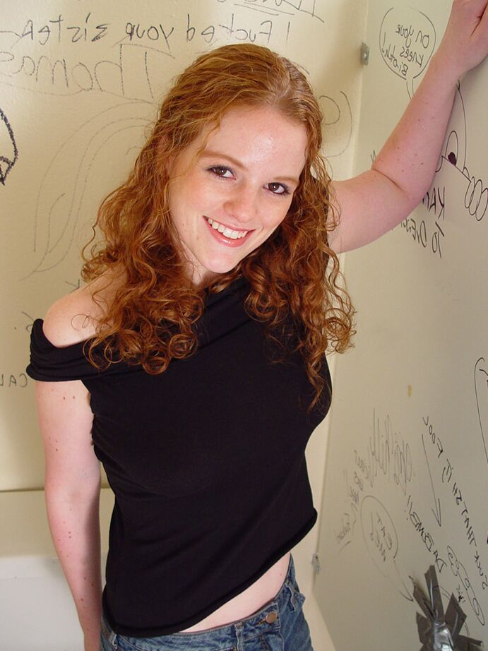15P A jovem ruiva natural Roxanna descobre o buraco da glória no banheiro