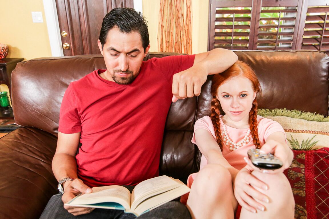21P La jeune rousse Dolly Little se fait baiser par le père de sa copine