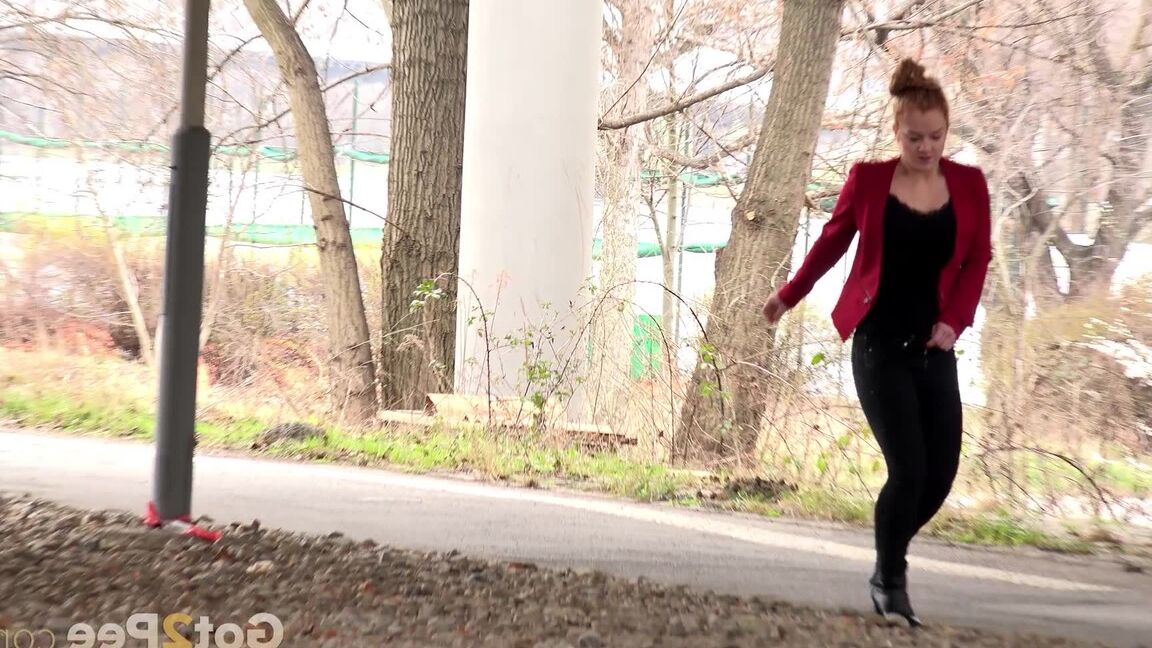 15P かわいい赤毛のランナーがタイトなジーンズを下ろして外で小便をする