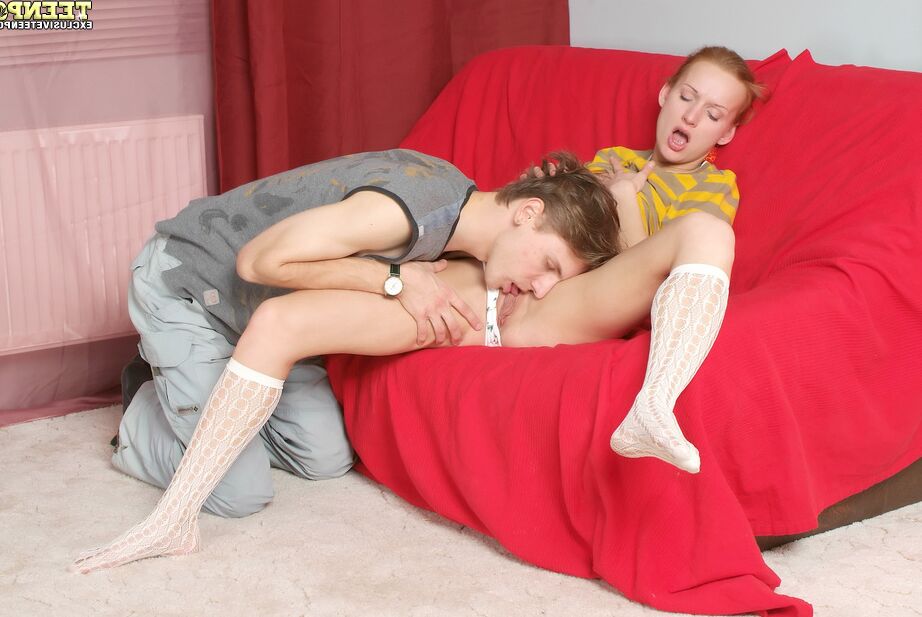 20P Ira, jeune rousse, enlève sa jolie culotte avant de faire l'amour avec son petit ami