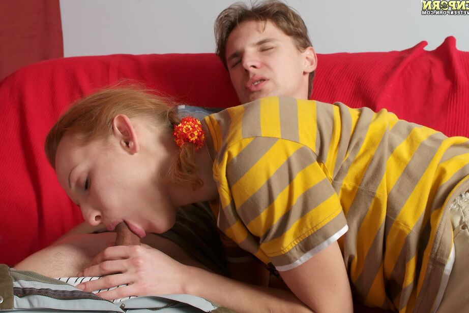 20P Ira, jeune rousse, enlève sa jolie culotte avant de faire l'amour avec son petit ami