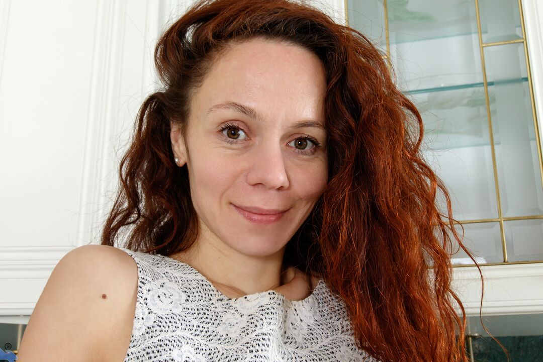 16P La femme amateur Anee Ocean ouvre sa fente rose après avoir huilé son corps nu