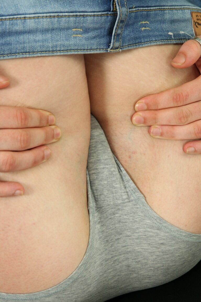 21P Adolescente morena con tetas pequeñas Tery Black juega con su coño con un consolador