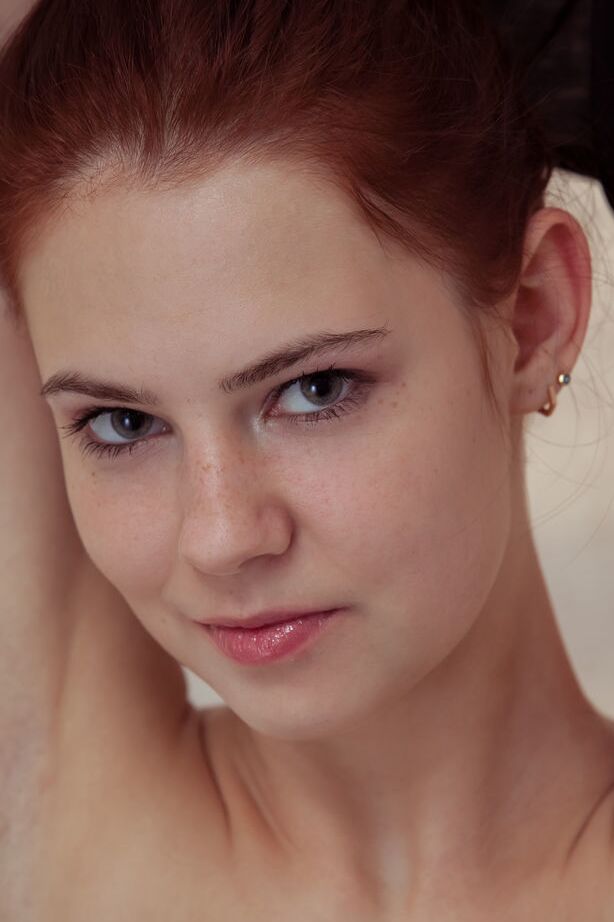 18P La adolescente caliente Juliett Lea abriéndose desnuda de rodillas ofreciendo un primer plano de su coño sexy
