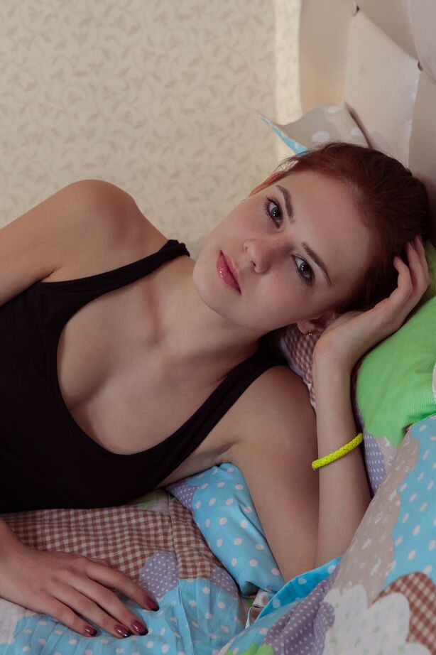 18P La adolescente caliente Juliett Lea abriéndose desnuda de rodillas ofreciendo un primer plano de su coño sexy