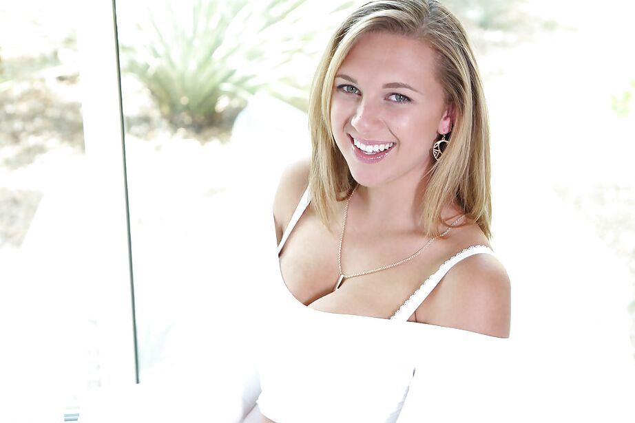 16P La joven rubia Brooke Wylde expone sus grandes tetas naturales y su coño afeitado
