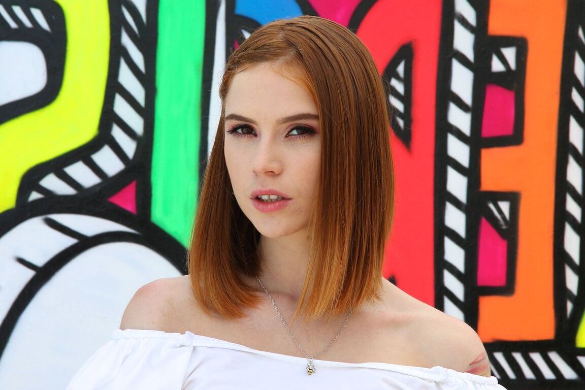 21P Die dünne rothaarige Hottie Pepper Hart zieht sich aus und stellt ihre natürlichen Titten und ihren Arsch zur Schau