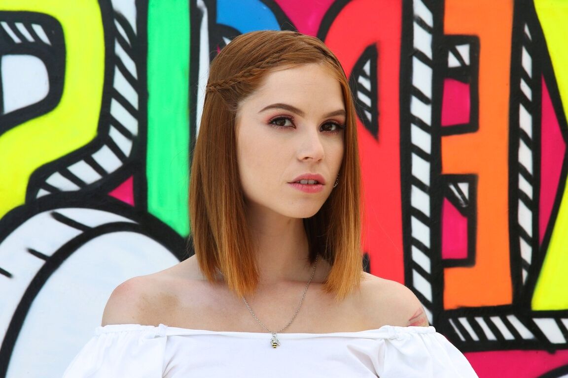 21P Die dünne rothaarige Hottie Pepper Hart zieht sich aus und stellt ihre natürlichen Titten und ihren Arsch zur Schau