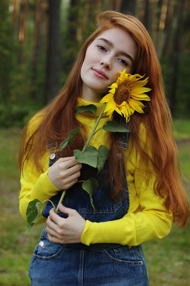 18P Das rothaarige Teenager-Mädchen Jia Lissa zieht sich aus, um nackt im Wald zu posieren