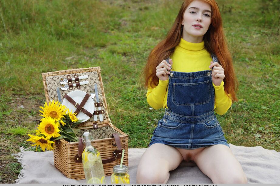 18P Das rothaarige Teenager-Mädchen Jia Lissa zieht sich aus, um nackt im Wald zu posieren