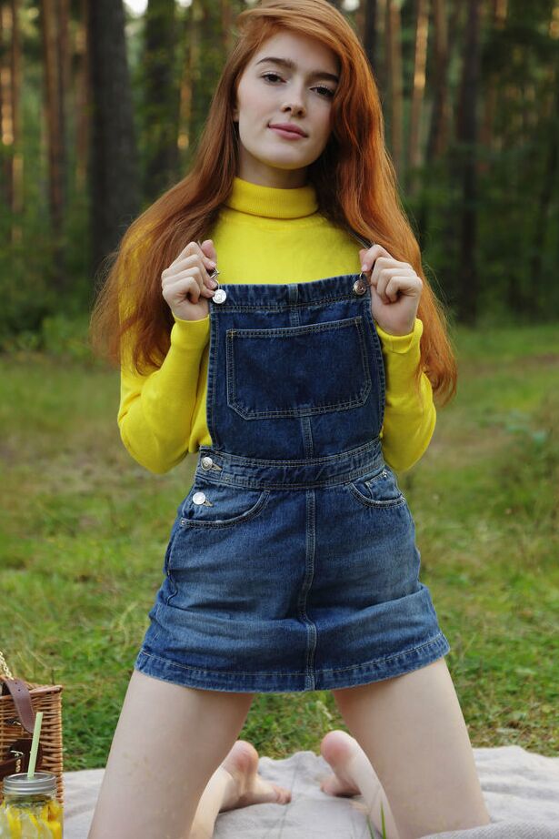 18P Das rothaarige Teenager-Mädchen Jia Lissa zieht sich aus, um nackt im Wald zu posieren