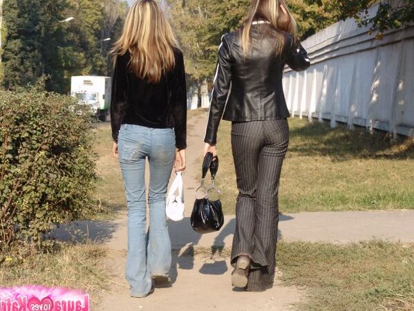 15P Alumnas lesbianas adolescentes calientes muestran tetas pequeñas