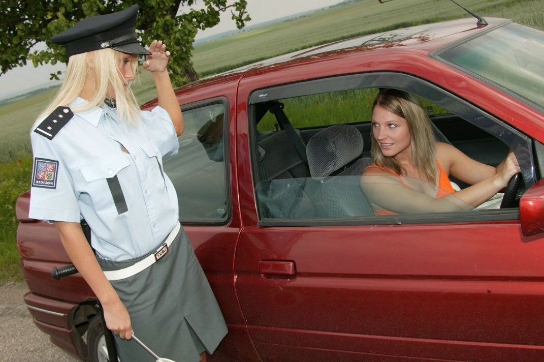 15P Garota loira é forçada a fazer sexo lésbico por uma policial