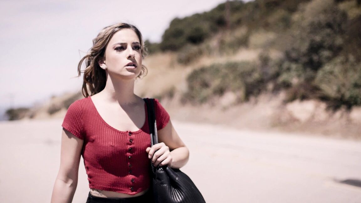 21P A adolescente carona Kristen Scott fazendo sexo oral com um estranho ao ar livre