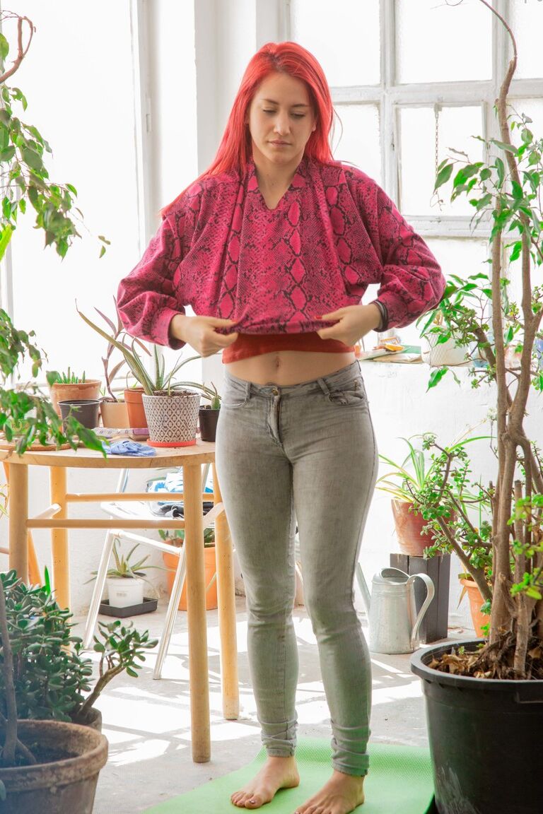 21P La joven pelirroja amateur Danna hace alarde de su trasero mientras se pone jeans y una camisa
