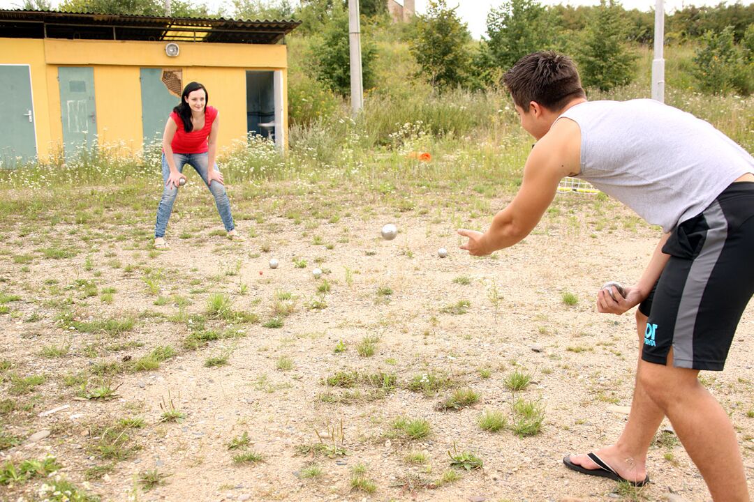 16P Junge Brünette wird von ihrem Freund auf der Yogamatte im Feld gebumst
