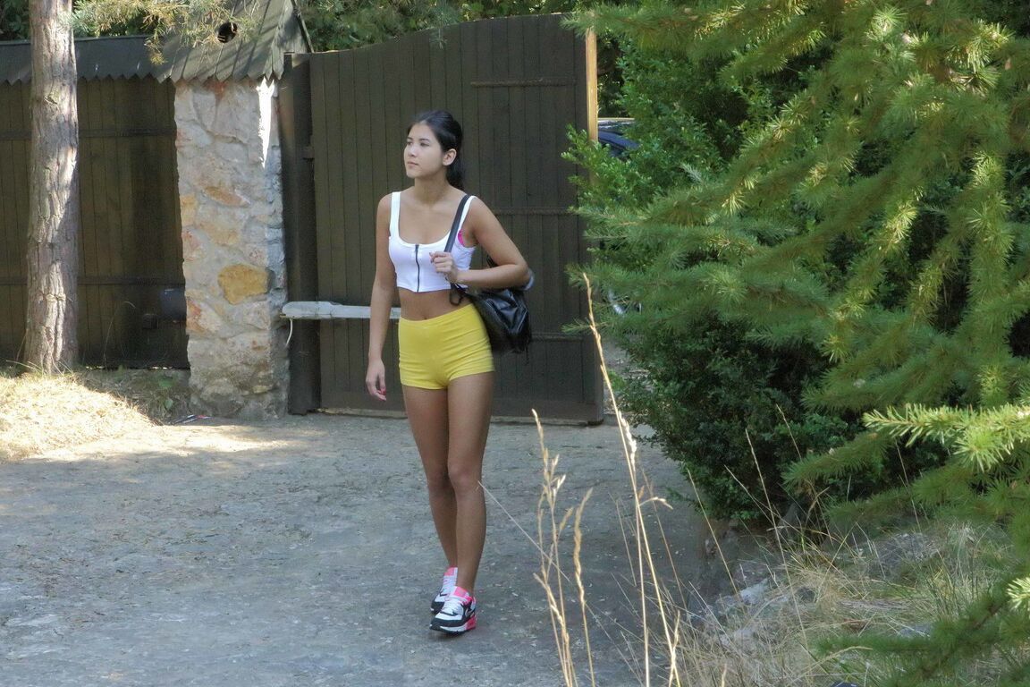 21P A adolescente alta e magra Jody caminha até a casa de um velho para fazer sexo hardcore ao ar livre