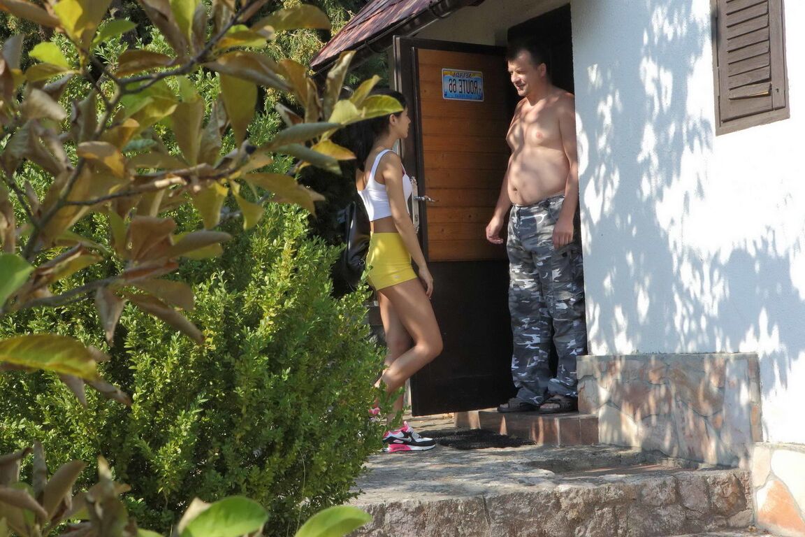 21P A adolescente alta e magra Jody caminha até a casa de um velho para fazer sexo hardcore ao ar livre