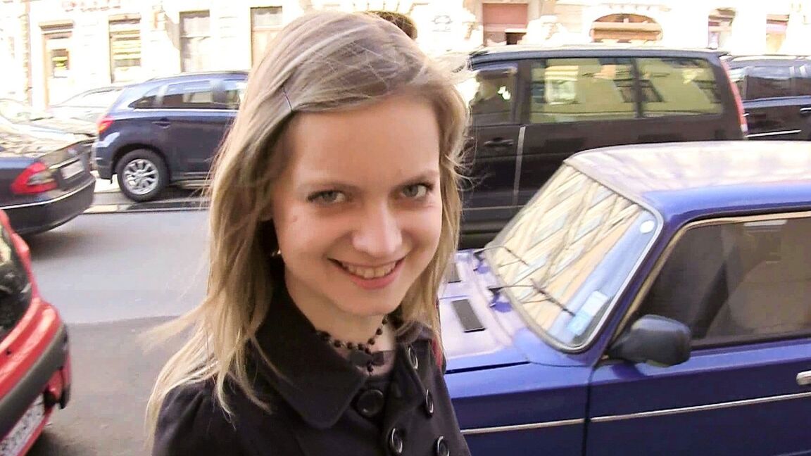 20P La blonde amateur Amber se fait filmer et baiser par un faux agent russe