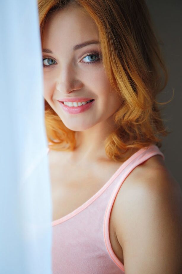 18P Ruiva glamourosa gata expondo grandes peitos e bundas naturais de adolescentes