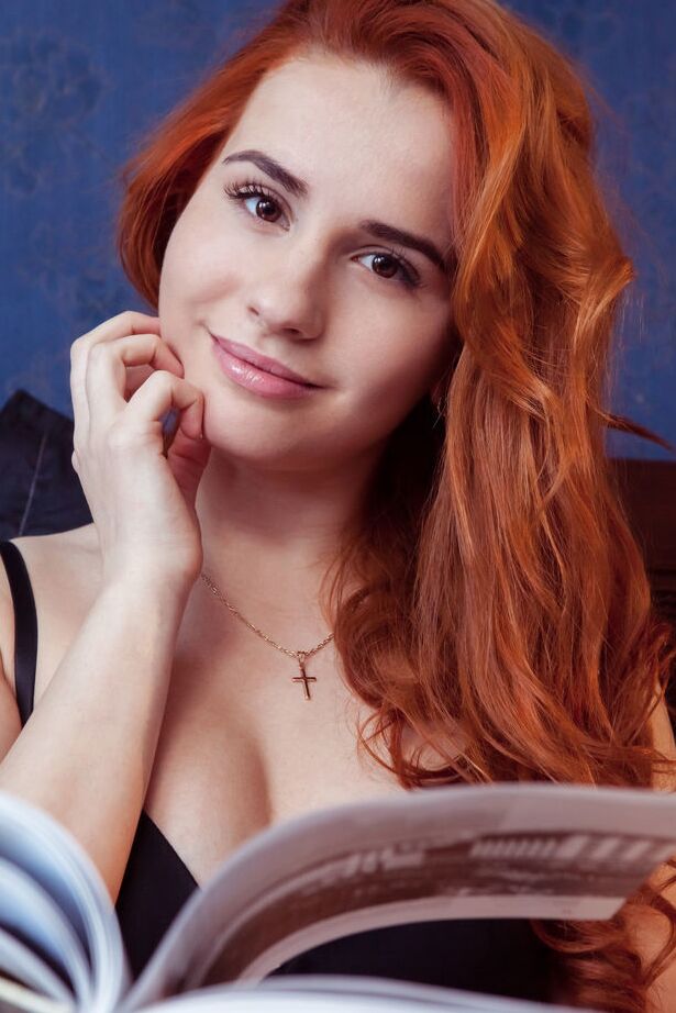18P A ruiva sexy Nicole La Cray revela sua fenda apertada enquanto fica nua na cama