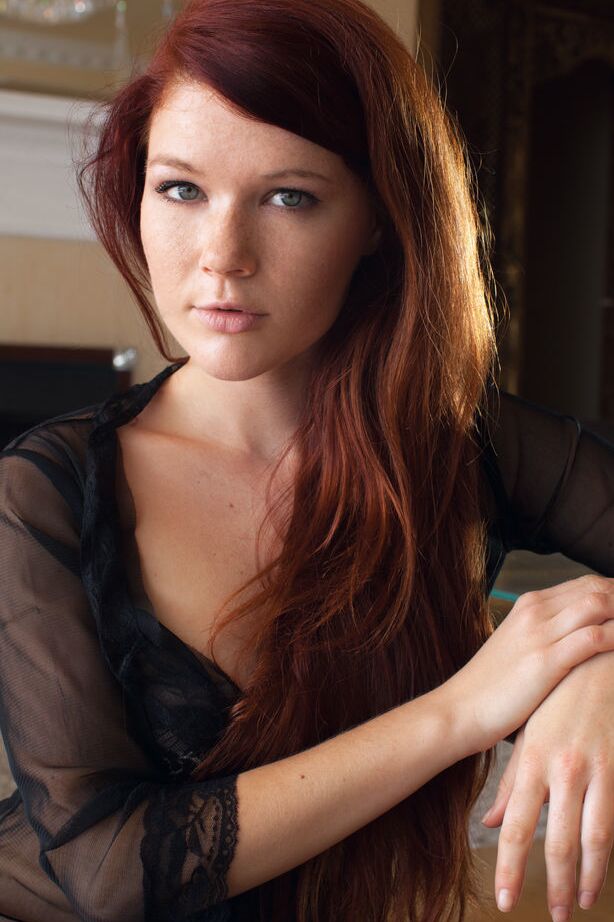 18P Une rousse européenne perd ses gros seins naturels d'adolescente pendant un tournage glamour