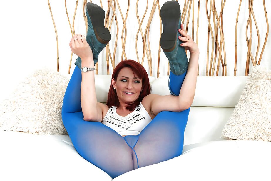 16P L'amatrice Dia Del Rose enlève ses collants avant de se masturber.