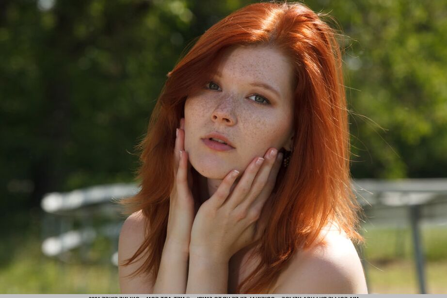 18P La pelirroja natural Mia Sollis al aire libre descalza mostrando sus tetas y su coño desnudos