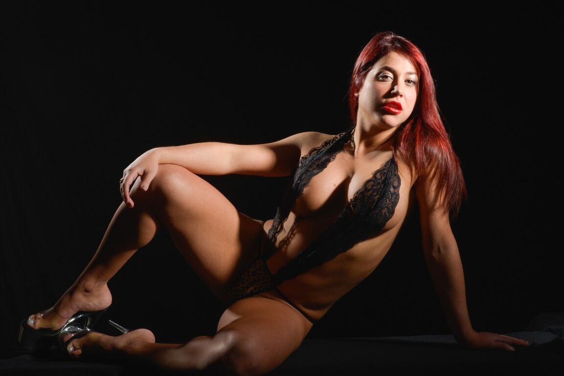 15P A amadora ruiva Heidi Van Horny faz poses confiantes depois de tirar a lingerie