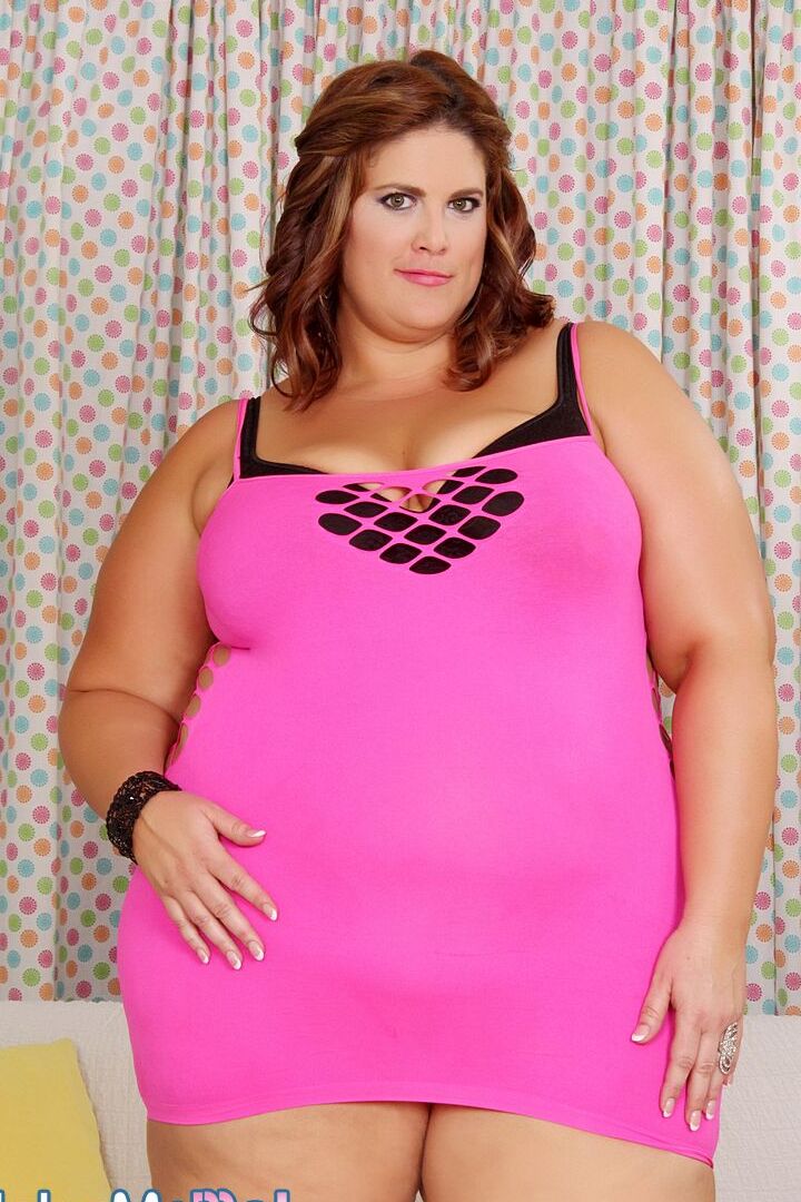 14P Obese model Erin Green revealing floppy tits and belly rolls during nude shoot