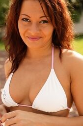 21P Ruiva MILF Sandra Romain exibe sua bunda incrível