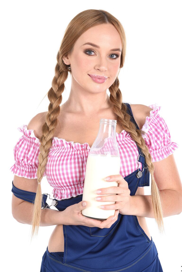15P A ruiva sexy Kaisa Nord monta uma garrafa depois de molhar seu corpo nu com MILF