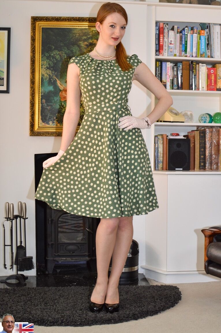 17P Ruiva pálida levanta seu vestido de verão para expor sua lingerie vintage